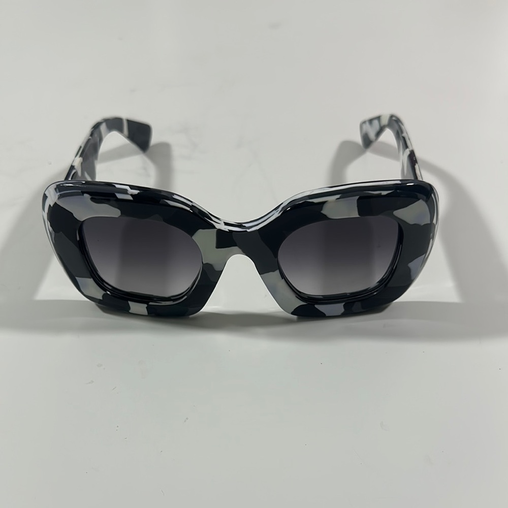 Jonathan Saunders Stylish Black and Gray Sunglasses